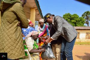 Read more about the article RADi Christmas bags to 200 families in Kufana, Rimau & Barnawa