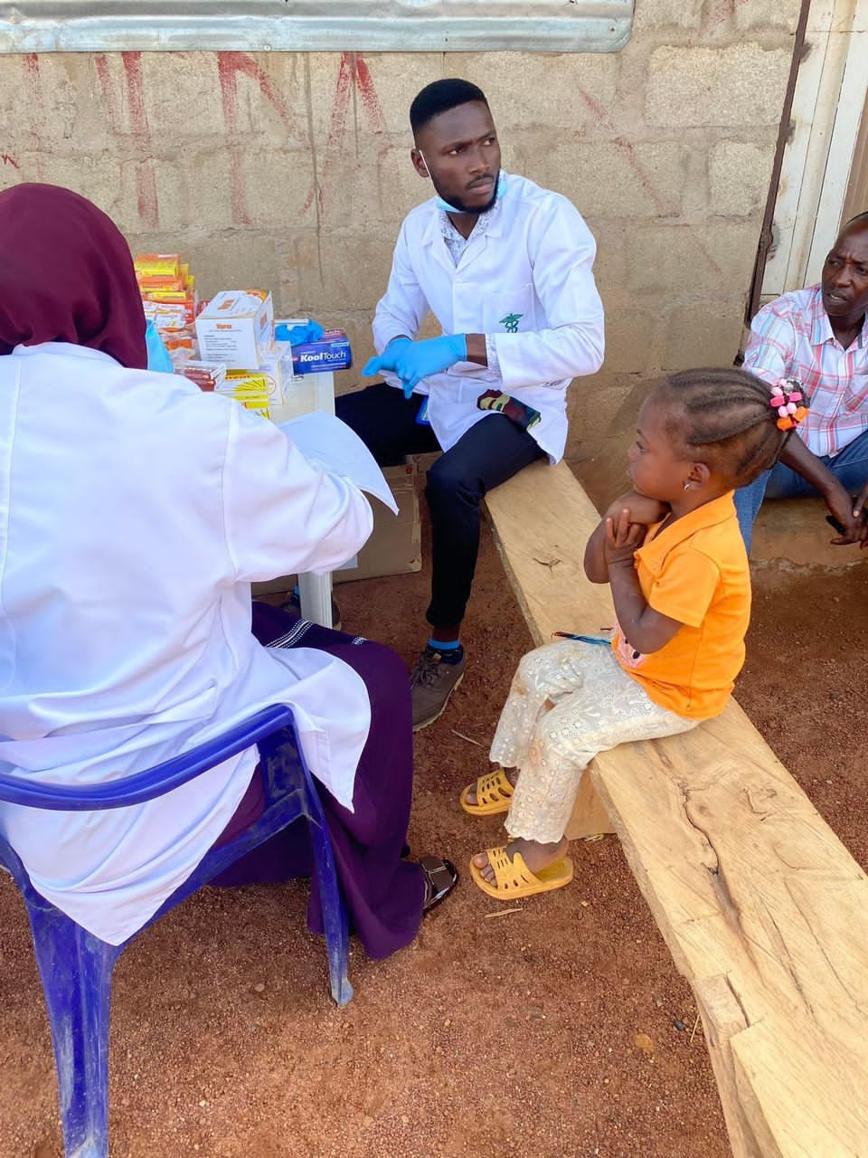 You are currently viewing 5 Doctors Consulted And Gave Free Medication To Displaced Children And Adults